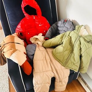 5 pieces Hooded Puffer Jacket with Kids Mixed Color Coats.5 pieces puffer jacket